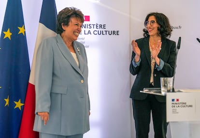 La ministra saliente de Cultura, Roselyne Bachelot (a la izquierda), sonríe ante la ministra entrante, Rima Abdul-Malak, este viernes.