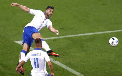 La volea de Graziano Pell&egrave; en el Italia-B&eacute;lgica. 