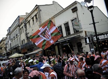 Aficionados del Athletic se concentran en una céntrica calle de Bucarest (Rumania)