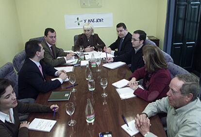 Teófila Martínez, al fondo, ayer durante la reunión del comité de estrategia del PP.