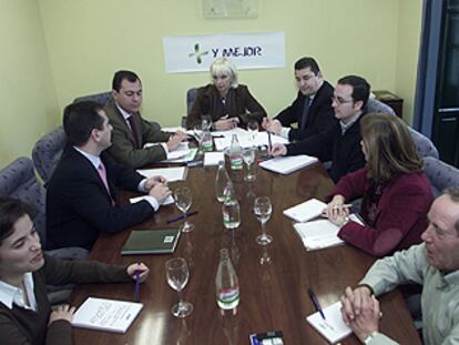 Teófila Martínez, al fondo, ayer durante la reunión del comité de estrategia del PP.