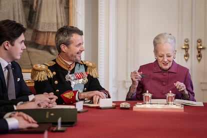 Margarita II firma la declaración de abdicación en el Consejo de Estado en el palacio de Christiansborg junto a Federico y su primogénito, el príncipe Christian.