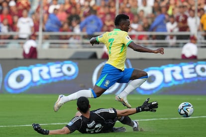 Vinicius salta sobre el portero venezolano Rafael Romo, el pasado jueves en Maturín.