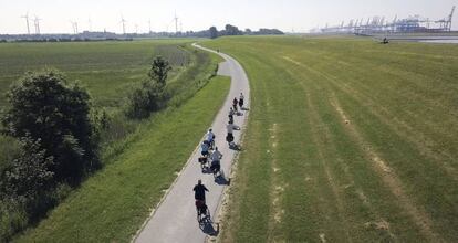 Cicloturistas llegando a Bremerhaven por el carril bici del Weser.