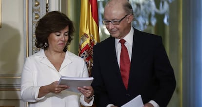 La vicepresidenta, Soraya S&aacute;enz de Santamar&iacute;a, y el ministro de Hacienda, Crist&oacute;bal Montoro.