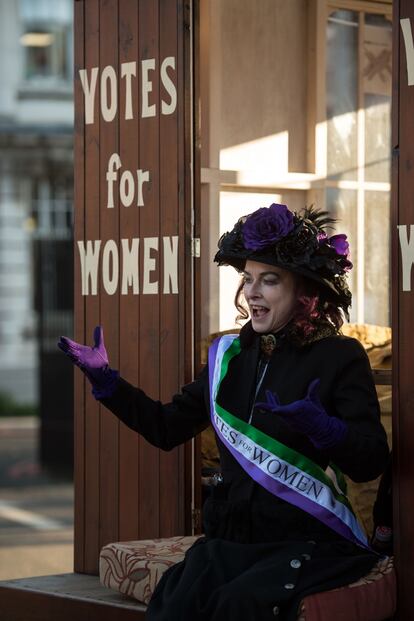 GWV: las mujeres de blanco, lila y verde.?Las sufragistas, mujeres de clase media que lucharon por el voto femenino, solan vestirse de forma coordinada en sus protestas y apariciones pblicas. El?Give Women Votes?tambin era el acrnimo de los tres colores que deban vestir para ser reconocidas. El verde para la esperanza, el blanco para la pureza y el violeta Ccolor que todava perdura en el movimientoC para simbolizar las ansias de libertad y dignidad. Especial mencin merece la joyera sufragista, piezas exclusivas que combinaban los tres colores para que las damas Cque pudiesen lucirlasC se reconocieran? y distinguieran entre ellas.