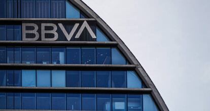 Fachada de la sede corporativa del BBVA, en el distrito de Las Tablas en Madrid. EFE/Emilio Naranjo/Archivo