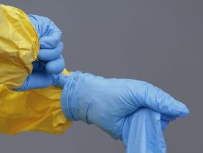 Ropa de protección para tratar enfermos de ébola.