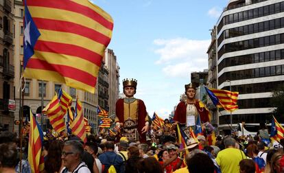 Unos cabezudos y banderas esteladas durante la manifestación por el paseo de Gràcia.