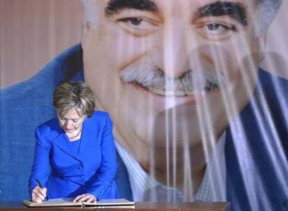 Hillary Clinton firma en el libro de condolencias del mausoleo del ex primer ministro libanés Rafik Hariri.