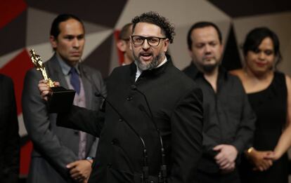 Amir Galván sostiene el Ariel a la mejor película por 'La 4ª compañía'.