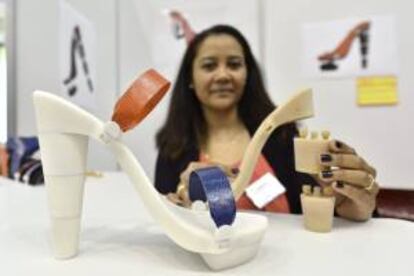 Una mujer expone su invención durante la inauguración del 41 Salón Internacional de Inventos de Ginebra, en Suiza, hoy, miércoles 10 de abril de 2013. Su invento consiste en unos zapatos con un tacón desmontable, compuesto por tres piezas de distinta altura que se pueden intercambiar entre sí. En este Salón Internacional, el más importante del mundo, participan 700 expositores de todo el mundo, que presentarán alrededor de 1.000 productos entre el 10 y el 14 de abril. Destaca en el evento la arrolladora participación de Asia y Oriente Medio, mientras que Latinoamérica estará representada por apenas dos innovaciones.