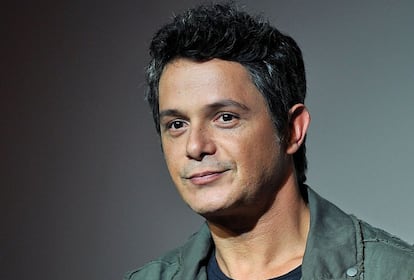 No cree que estemos ante un salto generacional en la sociedad española. Alejandro Sanz, cantante de fama planetaria, estaba descansando cuando se produjo la noticia. Pero desde entonces ha reflexionado profundamente sobre lo que significa este acontecimiento para los que, como él, comparten edad con Felipe VI. “Una sociedad no la puede liderar una generación, todas forman parte de ella y todas son necesarias, el empuje de la juventud y la experiencia de los menos jóvenes, la preparación de los que están llegando, la mesura de los mayores. Me parece positivo el relevo en la Casa Real. La situación de don Juan Carlos era insostenible y hasta injusta con España y con él” - Alejandro Sanz. Músico, 46 años