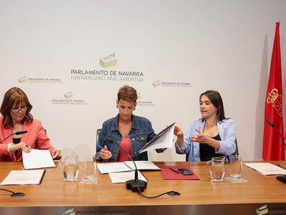 Uxue Barkos, María Chivite y Begoña Alfaro, durante la firma este martes en el Parlamento de Navarra del pacto de gobierno.