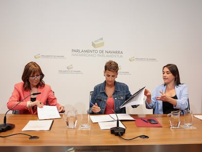 Uxue Barkos, María Chivite y Begoña Alfaro, durante la firma este martes en el Parlamento de Navarra del pacto de gobierno.