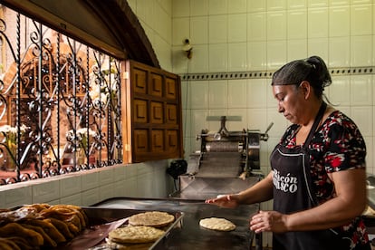 Una cocinera prepara una gordita en el comal del Rincón Tarasco.