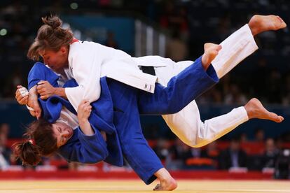 La húngara Hedvig Karakas lucha contra Corina Caprioriu, de Rumanía, en yudo femenino -57kg.