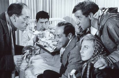 De izquierda a derecha: José Luis López Vázquez, Cassen, Manuel Alexandre, Alfredo Landa y Gracita Morales en la película de José María Forqué 'Atraco a las 3' (1962).