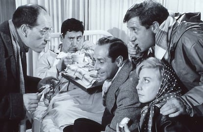 De izquierda a derecha: José Luis López Vázquez, Cassen, Manuel Alexandre, Alfredo Landa y Gracita Morales en la película de José María Forqué 'Atraco a las 3' (1962).