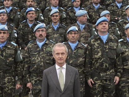 Pedro Morenés, ayer, con las tropas españolas en Líbano.