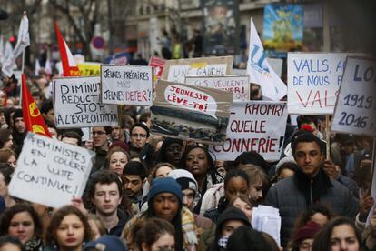 El Gobierno considera que la movilización en las calles ha sido inferior a la anunciada por sus convocantes. En la imagen, estudiantes durante las protestas por las calles de París.