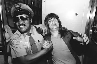 El vocalista de Black Sabbath falleció a los 76 años este martes. En la imagen, Osbourne junto a un policía en 1980.