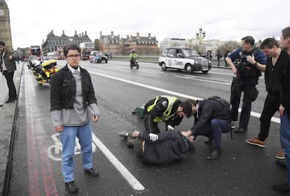 Heridos siento atendidos en el puente de Westminster tras el atentado de este miércoles en Londres