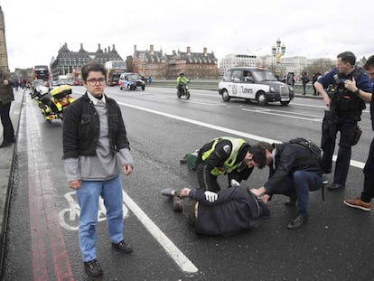 Heridos siento atendidos en el puente de Westminster tras el atentado de este miércoles en Londres