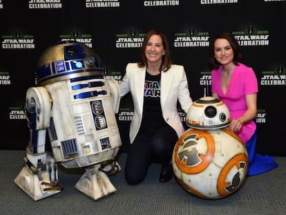 Kathleen Kennedy y Daisy Ridley en una convención de Star Wars.