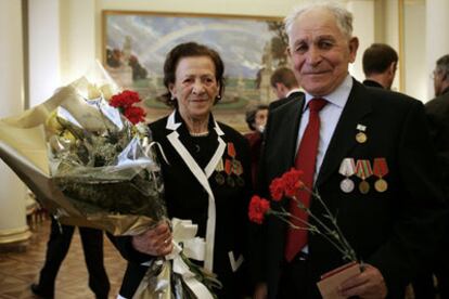 Carmen Marón Fernández y Benito González Munis, en la Embajada de Rusia en Madrid.