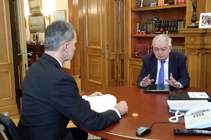 El Rey reunido con el presidente del Tribunal Constitucional, Juan José González Rivas, el pasado 29 de mayo.