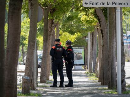 Agentes de los Mossos delante del barrio de Font de la Pòlvora de Girona, donde mantienen un dispositivo de seguridad en el barrio después del doble crimen.