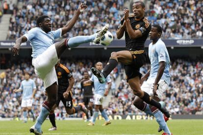 Kolo Touré despeja el balón ante Ashley Cole.