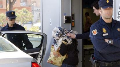 Una empleada de la oficina del Inem de Badalona (Barcelona), arrestada en mayo de 2012 en la Operación Pitiusa.