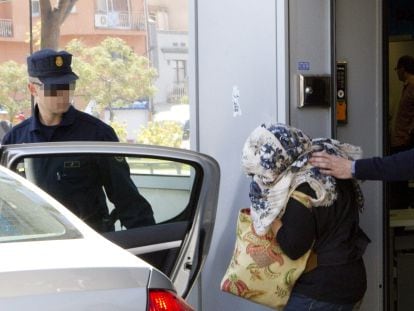 Una empleada de la oficina del Inem de Badalona (Barcelona), arrestada en mayo de 2012 en la Operaci&oacute;n Pitiusa.