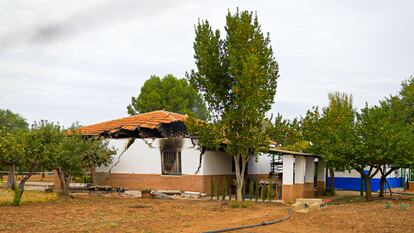 La casa de campo de Argamasilla de Calatrava del francotirador, esta mañana, tras haber sido pasto de las llamas.