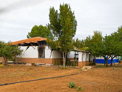La casa de campo de Argamasilla de Calatrava del francotirador, esta mañana, tras haber sido pasto de las llamas.