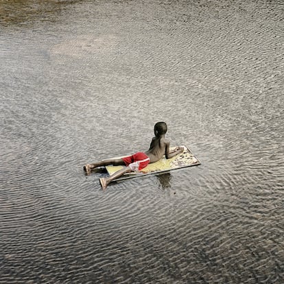 Un niño surca las aguas del río Muñoz, en Puerto Plata. 