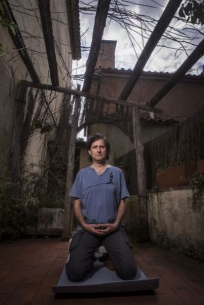 Jordi Surís, meditando en el patio de un piso en Campins.