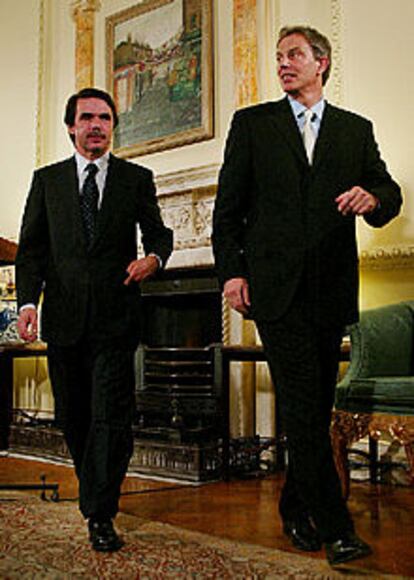 Aznar y Blair, ayer, al inicio de la rueda de prensa en Londres.