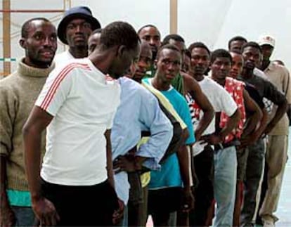 Inmigrantes subsaharianos, en el polideportivo de Tarifa el pasado domingo.