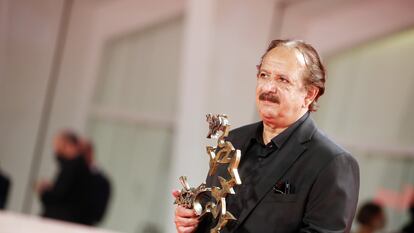 Majid Majidi, con el premio al mejor actor joven para su protagonista Rouhollah Zamani el pasado festival de Venecia.