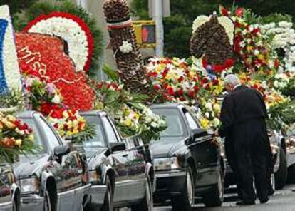 El cortejo fúnebre de John Gotti se dispone a partir hacia el cementerio de Saint John, en el barrio de Queens.