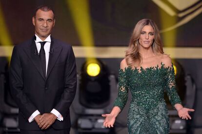 Los presentadores de la gala Ruud Gullit y Fernanda Lima