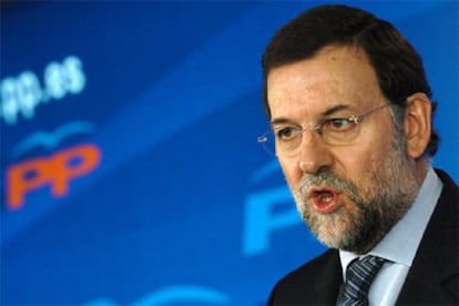 El presidente del PP, Mariano Rajoy, durante la rueda de prensa en la que ha analizado la reunión entre el PSE y Batasuna.