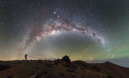 Esta imagen, que muestra el cielo sobre el Observatorio Paranal del Observatorio Europeo Austral (Chile), ha recibido una mencin honorfica en la categora Astronoma. Su autor, Petr Horlek, sostiene que "el paisaje rocoso y estril que se encuentra debajo del cielo suscita un mundo aliengeno".