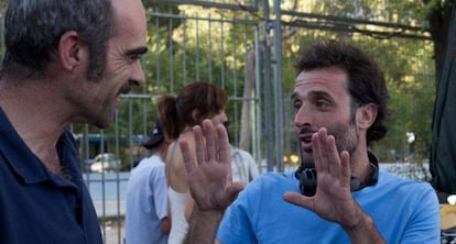 Daniel Guzmán (d) dirigiendo al actor Luis Tosar (i) , en el rodaje de 'A cambio de nada'.