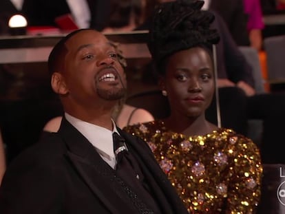 Momento en el que Will Smith grita a Chris Rock : “Keep my wife’s name out of your fucking mouth”. Antes, sobre el escenario, le había dado un tortazo.