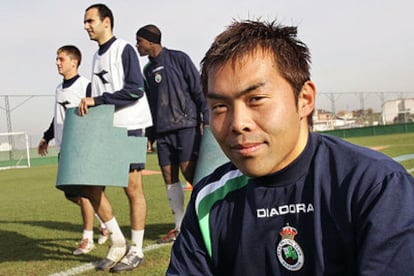 Mitsushiro Yamada, en primer plano, en los campos de entrenamiento del Racing.