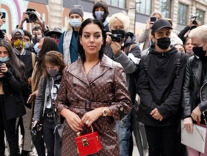 Georgina Rodríguez, a su llegada a un desfile de Louis Vuitton en París.